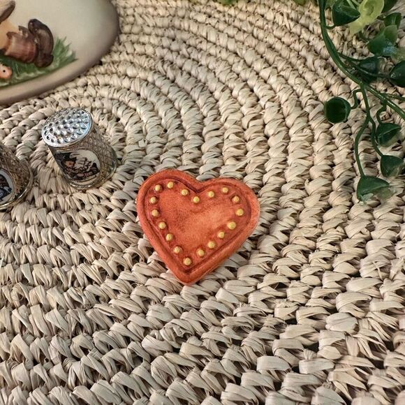 M. I Hummel Vintage Lot of Thimble, Pin,‎ Medallion Ornament & 1979 Bell - Picture 2 of 12